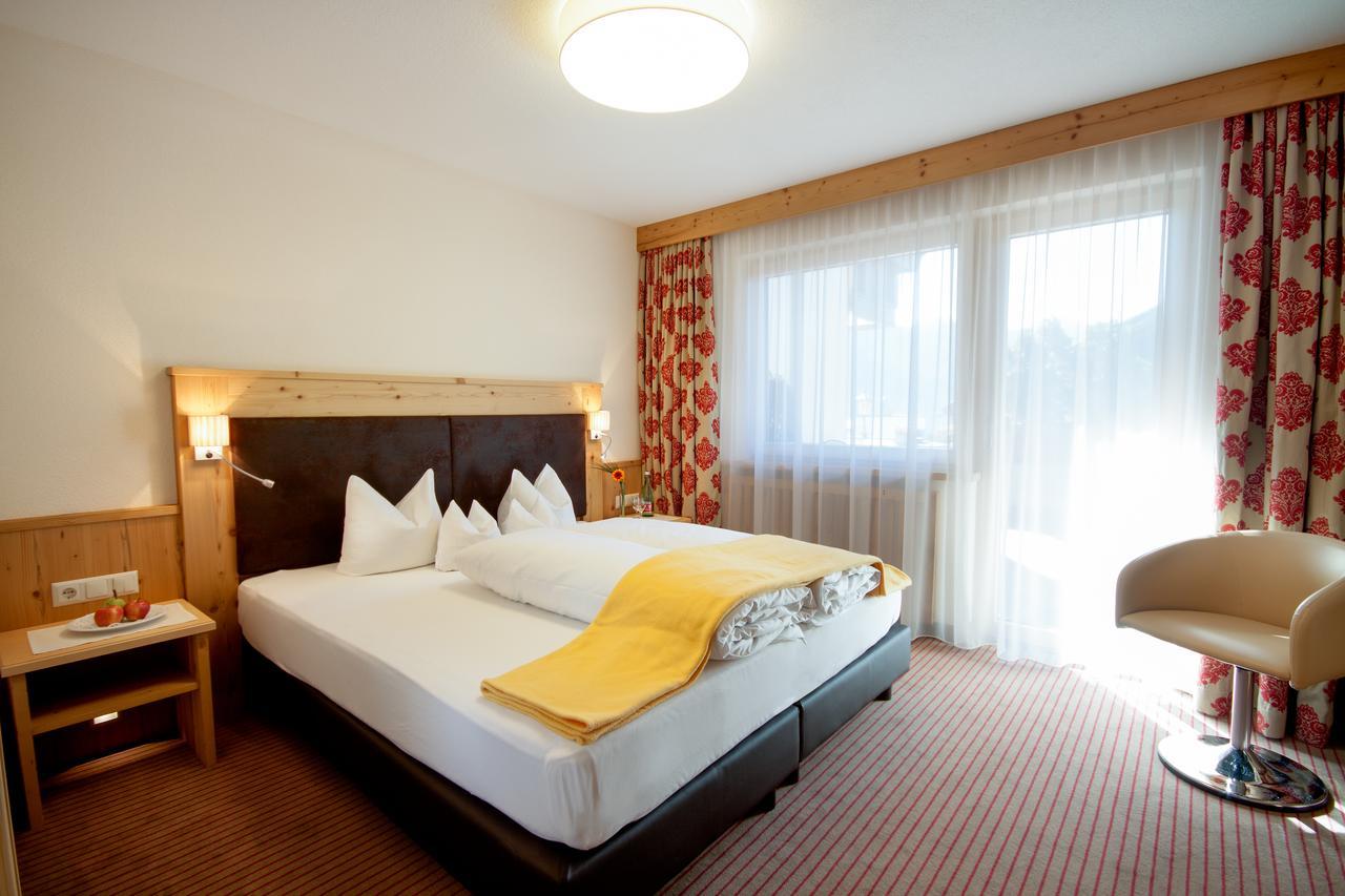 Hotel Bergblick 4 Sterne Superior Fiss Bagian luar foto